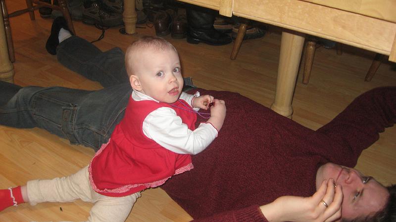 IMG_3984.JPG - Helping daddy fixt the table.