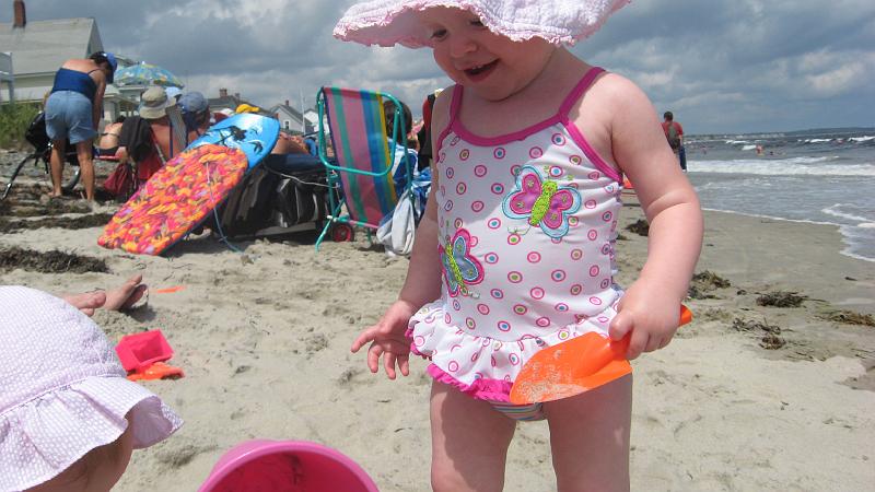 IMG_2651.JPG - Eve loves the sand and learned how to say "shovel" though it sounds more like "shobel."